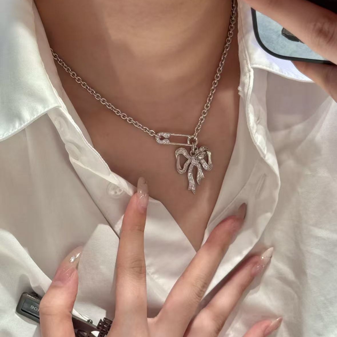 Bow chain necklace and earrings - Image 4