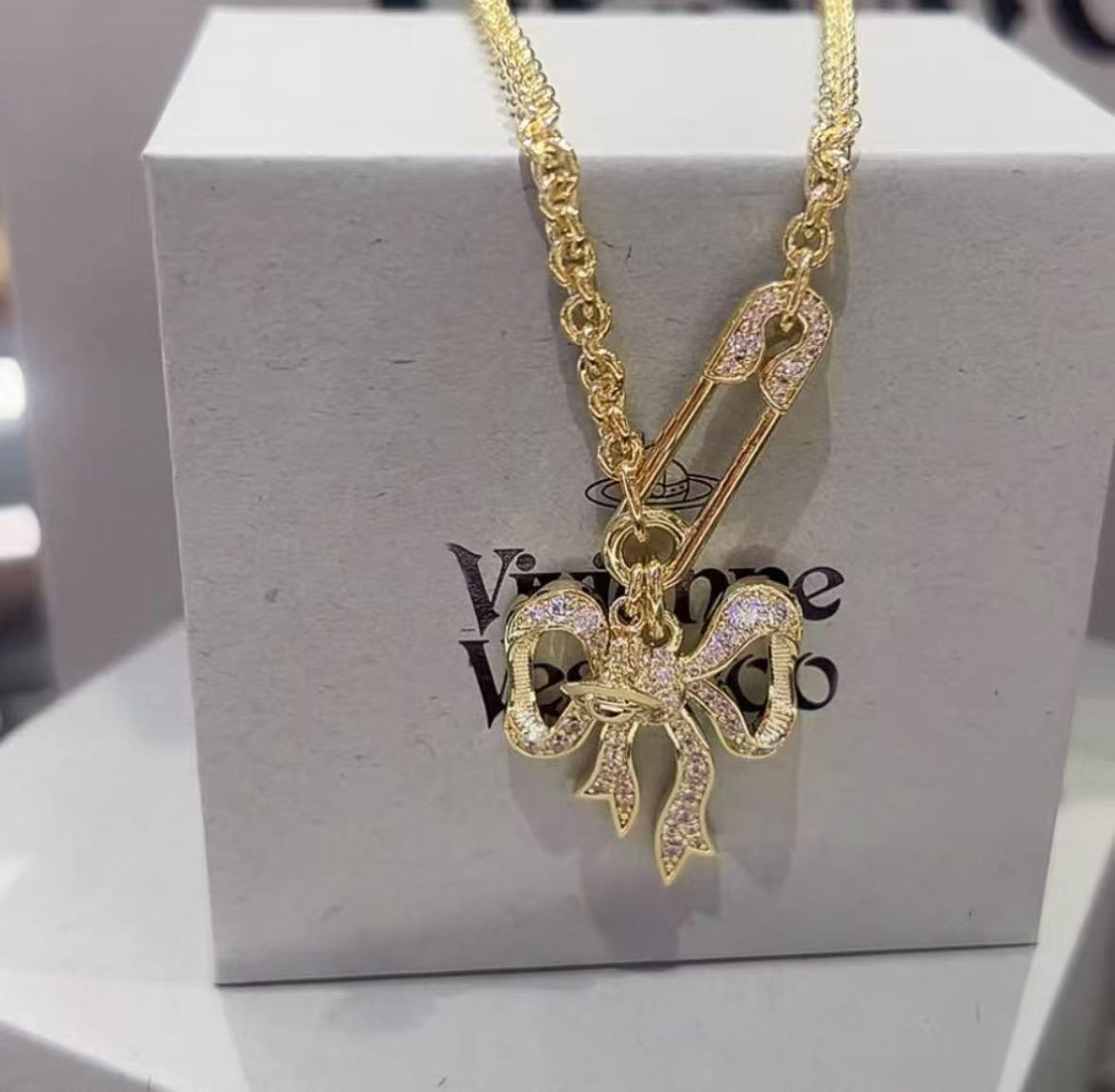 Bow chain necklace and earrings - Image 7