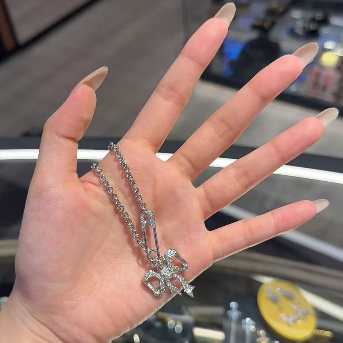 Bow chain necklace and earrings - Image 5